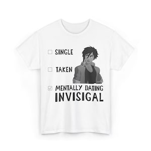 Puede incluir: Camiseta blanca con un gráfico en blanco y negro de una persona. El texto en la camiseta dice "SINGLE", "TAKEN" y "MENTALLY DATING INVISIGAL", con una marca de verificación junto a la última opción.
