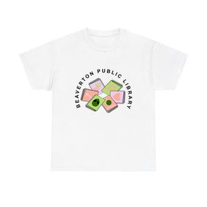 Op de afbeelding: Wit t-shirt met de tekst "BEAVERTON PUBLIC LIBRARY" in een halve cirkel boven een afbeelding van kleurrijke boeken. De boeken hebben verschillende ontwerpen, waaronder harten, aliens en bloemen. Het shirt is gemaakt van een zacht materiaal.