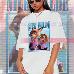 Pu&ograve; includere: T-shirt unisex bianca con grafica di Nick Wilde e Judy Hopps di Zootropolis, con la scritta "NICK WILDE" in blu. La maglietta &egrave; oversize e realizzata in tessuto morbido.