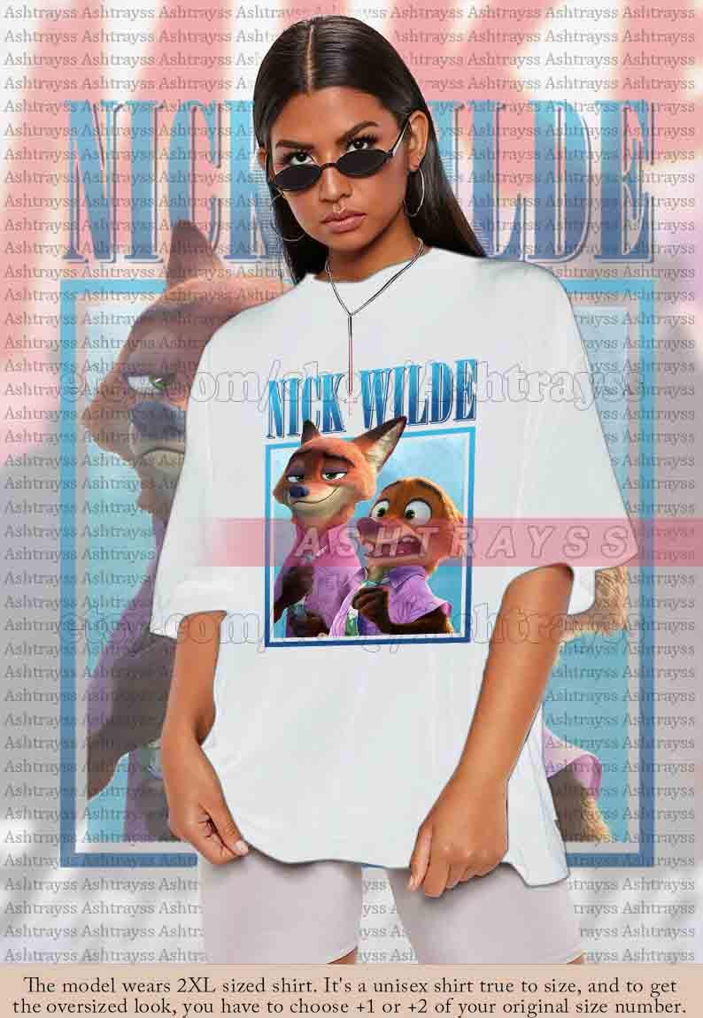 Pu&ograve; includere: T-shirt unisex bianca con grafica di Nick Wilde e Judy Hopps di Zootropolis, con la scritta "NICK WILDE" in blu. La maglietta &egrave; oversize e realizzata in tessuto morbido.