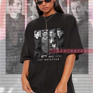 Puede incluir: Camiseta unisex negra con un gráfico de Jay Halstead de la serie de televisión. El diseño incluye una serie de imágenes en blanco y negro del personaje y el texto "JAY HALSTEAD".
