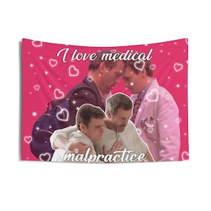 Puede incluir: Un tapiz rosa con un collage de hombres, las palabras "I love medical" y "malpractice" en blanco. El fondo presenta corazones blancos y destellos, creando un tema romántico.