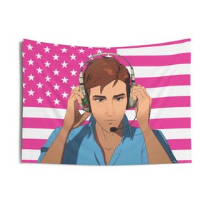 Könnte beinhalten: Eine Wandtapete mit einer Anime-Illustration einer Person mit Headset, vor einem rosa-weißen amerikanischen Flaggen-Design. Die Person trägt ein blaues Hemd.