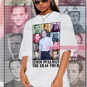 Puede incluir: Camiseta blanca con un collage colorido de imágenes de Lewis Pullman. El texto "Lewis Pullman The Eras Tour" está impreso debajo del collage.