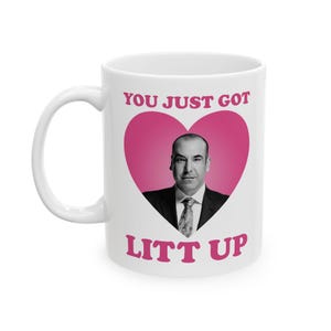 Op de afbeelding: Witte keramische mok met een handvat. Het heeft een roze hartontwerp met een mannenportret en de tekst "YOU JUST GOT LITT UP" in roze letters. De mok is een standaard formaat.