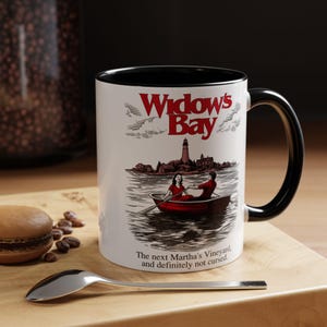 Widow's Bay Accent Kaffemugg (340 g), Widow's Bay Nästa Martha's Vineyard Och definitivt inte förbannad