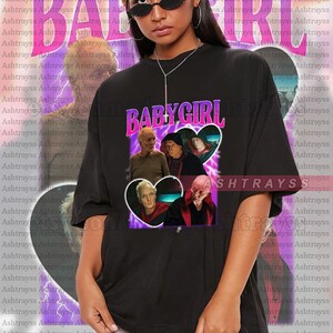 Könnte beinhalten: Schwarzes Unisex-T-Shirt mit dem Text "BABY GIRL" in Pink und Lila, mit einer Grafik von vier Bildern. Das Shirt ist übergroß und hat einen Rundhalsausschnitt.