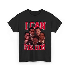 Puede incluir: Camiseta negra con el texto "I CAN FIX HIM" en letras rojas. El gráfico presenta un collage de cinco hombres con trajes. Una camiseta informal para el uso diario.