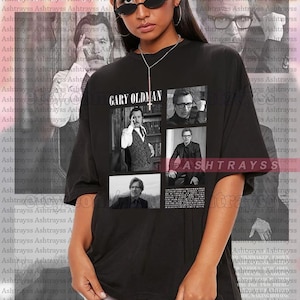 Puede incluir: Camiseta negra unisex con un collage de imágenes en blanco y negro de Gary Oldman, con el nombre "GARY OLDMAN" impreso encima de las imágenes. La camiseta es de corte unisex.