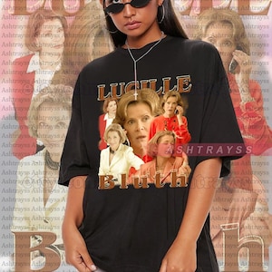 Puede incluir: Camiseta negra con un estampado gráfico de Lucille Bluth de la serie de televisión Arrested Development. El gráfico es un collage de la cara de Lucille y otros personajes de la serie.