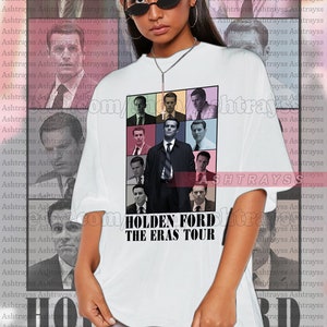 Puede incluir: Camiseta unisex blanca con una cuadrícula de imágenes de un hombre y el texto "HOLDEN FORD THE ERAS TOUR" en negro. La camiseta es de talla grande.