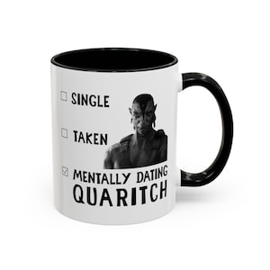 Puede incluir: Taza de cerámica blanca con interior y asa negros. La taza presenta los textos "SINGLE", "TAKEN" y "MENTALLY DATING QUARITCH" con una marca de verificación junto a la última opción. Una imagen en blanco y negro de un personaje de la película Avatar también está en la taza.
