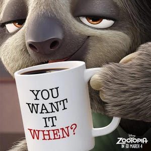 Puede incluir: Primer plano de un perezoso sosteniendo una taza blanca con el texto "YOU WANT IT WHEN?" en negro y rojo. La taza contiene café oscuro. La imagen es de la película Zootrópolis.