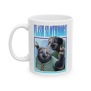 Puede incluir: Taza de cerámica blanca con el texto "FLASH SLOTHMORE" sobre una imagen de dos perezosos de la película Zootopia. Los perezosos llevan camisas verdes y uno de ellos hace el signo de la paz. La taza tiene un asa blanca.