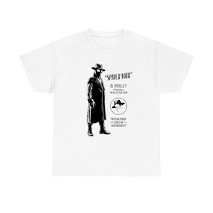 Può includere: Una t-shirt bianca con una grafica nera di un personaggio in trench e cappello fedora. Il testo recita SPIDER-NOIR, B. REILLY PRIVATE INVESTIGATOR e WITH NO POWER COMES NO RESPONSIBILITY, accompagnato da una piccola icona circolare.