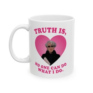 Puede incluir: Taza de cerámica blanca con un corazón rosa y la imagen de una mujer con gafas de sol. La taza tiene el texto "TRUTH IS, NO ONE CAN DO WHAT I DO" en letras rosas.