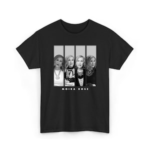 以下が含まれることがあります： 4つのパネルに女性のグレースケール画像がプリントされた黒いTシャツ。画像には、ブロンドの髪とさまざまな衣装を着た女性が写っています。「MOIRA ROSE」の文字が下に印刷されています。