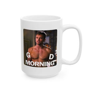 Könnte beinhalten: Ein weißer Keramikbecher mit einem Fotodruck einer oberkörperfreien Person mit kurzem braunem Haar. Der Text "GOOD MORNING" ist in fetten, weißen Großbuchstaben über das Bild gedruckt, das die Person bis zur Brust zeigt.