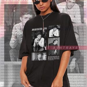 Puede incluir: Camiseta negra de gran tamaño con un collage de imágenes en blanco y negro de Jonah Hauer-King, con el texto "JONAH HAUER-KING". La persona lleva gafas de sol.