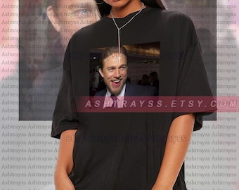 Camiseta de Charlie Hunnam con estampado de labios lamiéndose, Camiseta de Charlie Hunnam