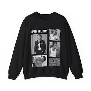 Puede incluir: Sudadera negra con una impresión blanca de Lewis Pullman y una cita sobre su carrera como actor.