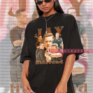 Puede incluir: Camiseta negra unisex con un collage de imágenes y el nombre "Halstead" en un estilo vintage. La palabra "JAY" está impresa encima de las imágenes. La modelo lleva gafas de sol.