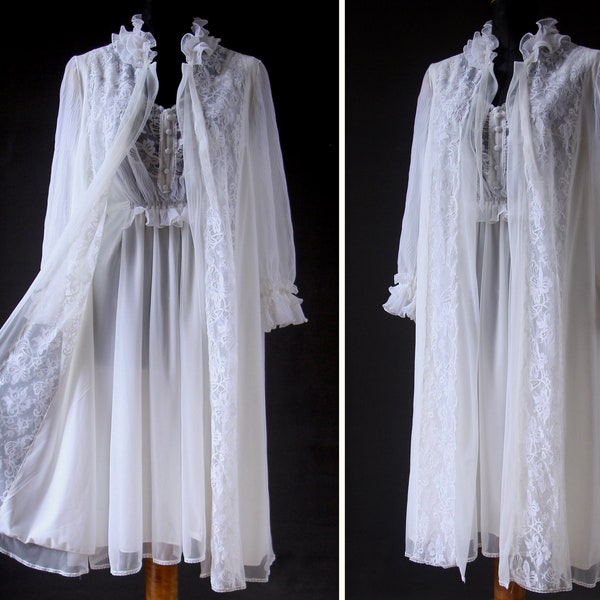1960s/1970s peignoir set in white sheer nylon tricot chiffon with lace trim and pleating Dressing gown robe + negligee slip short midi s M/L