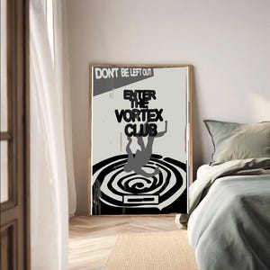 Può includere: Un poster incorniciato con il testo "DON'T BE LEFT OUT! ENTER THE VORTEX CLUB" in bianco e nero. L'opera presenta una persona che cade in un vortice in bianco e nero. Il poster è esposto in una camera da letto.