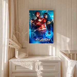 Könnte beinhalten: Ein gerahmtes Poster mit Flash und anderen Charakteren aus der Fernsehsendung. Das Poster hat ein blaues und rotes Farbschema mit den Wörtern "Team Up, Speed Up" und "The Flash" prominent dargestellt.