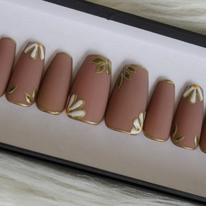 Gold Lined Flower Press On Nails - Matte Neutral Nail Set