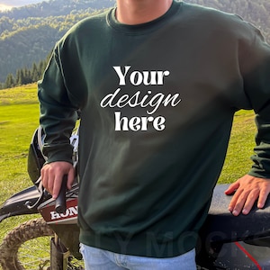 Männer Sweatshirt Mockup | Gildan 18000 Mockup | Gildan waldgrünes Sweatshirt Mockup | einfache Mockup | Outoor Mockup