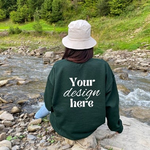 Rückseite gildan 18000 waldgrün Mockup, Gildan Crewneck Mockup, Crewneck Mockup, Rückseite Modell Mockup, Gildan 18000 Mockup, Rückseite Mockup