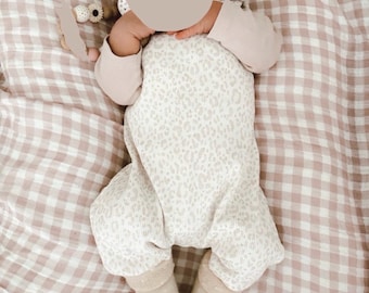 Handgemachter Baby Strampler aus geripptem Baumwolljersey | Leo | Neugeborenen Outfit | Geschenk zur Geburt | Baby Overall Mädchen Junge