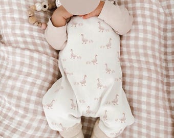 Pelele de bebé hecho a mano en punto de algodón acanalado | Gansos | Conjunto para recién nacido | Regalo para bebé | Mono de bebé para niñas y niños
