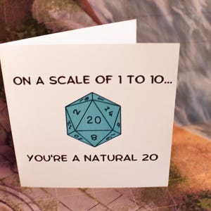 Cartão de celebração Natural 20, com um D20 turquesa vibrante, este cartão realmente se destacará em qualquer aparador. Presente Dnd perfeito