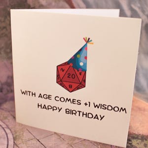 Carte d'anniversaire de niveau supérieur +1 Wisom inspirée par D&D | Épinglette inspirée du MDN