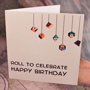 Rouleau de cartes d'anniversaire pour célébrer | Épinglette inspirée du MDN
