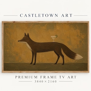 Puede incluir: Una obra de arte digital rectangular titulada CASTLETOWN ART que muestra un zorro marrón de perfil sobre un fondo texturizado de color amarillo mostaza. Una copa de cóctel con una rodaja de lima descansa sobre el lomo del zorro. Texto 3840 x 2160.