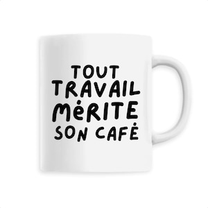 Peut inclure: Tasse &agrave; caf&eacute; en c&eacute;ramique blanche avec une anse incurv&eacute;e. La tasse porte l'inscription noire "TOUT TRAVAIL M&Eacute;RITE SON CAF&Eacute;". Id&eacute;ale pour d&eacute;guster du caf&eacute;, du th&eacute; ou toute boisson pr&eacute;f&eacute;r&eacute;e.
