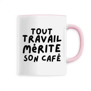 Peut inclure: Mug en c&eacute;ramique blanche avec int&eacute;rieur et anse roses. Le mug porte l'inscription noire "TOUT TRAVAIL M&Eacute;RITE SON CAF&Eacute;", signifiant "Tout travail m&eacute;rite son caf&eacute;".