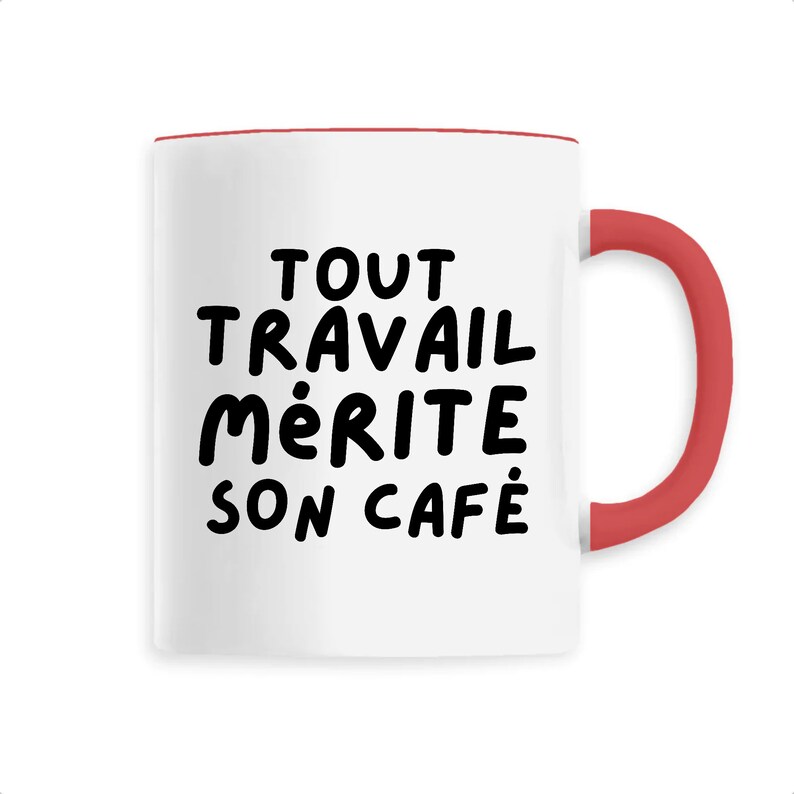 Peut inclure: Mug en c&eacute;ramique blanche avec int&eacute;rieur et anse rouges. Le mug porte l'inscription en noir "TOUT TRAVAIL M&Eacute;RITE SON CAF&Eacute;", qui signifie "Tout travail m&eacute;rite son caf&eacute;".