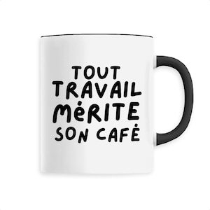 Peut inclure: Mug en c&eacute;ramique blanche avec une anse et un bord noirs. Le mug porte l'inscription en noir "TOUT TRAVAIL M&Eacute;RITE SON CAF&Eacute;", une phrase qui signifie "Tout travail m&eacute;rite son caf&eacute;".