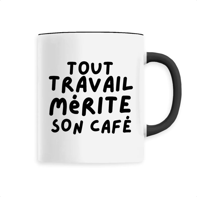 Peut inclure: Mug en c&eacute;ramique blanche avec une anse et un bord noirs. Le mug porte l'inscription en noir "TOUT TRAVAIL M&Eacute;RITE SON CAF&Eacute;", une phrase qui signifie "Tout travail m&eacute;rite son caf&eacute;".