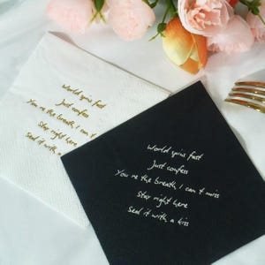 Serviette de table en feuille d'or manuscrite personnalisée | Serviettes de mariage personnalisées | Serviette de table pour cocktail | Décoration de mariage | Shower nuptiale | Cadeau de fête de fiançailles
