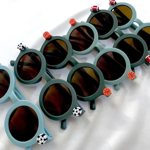 Personalisierte Sportbrillen, Sport-Geburtstags-Gastgeschenke, Jungen-Geburtstagsgeschenk, Fußball-Rugby-Basketball-Party-Sonnenbrillen, Name Sunnies