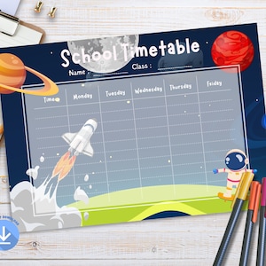 Op de afbeelding: Een kleurrijke schoolrooster met een ruimtethema. Het ontwerp toont een raket die opstijgt, een astronaut en planeten. De woorden "School Timetable" staan bovenaan, met ruimte voor naam en klas. Bevat een sectie voor elke dag van de week.