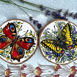 Rebanadas de madera Pintura de mariposas Arte de rebanadas de madera Regalo Mariposa Eco arte Amantes de las mariposas regalo Pintura acrílica Decoración de madera Arte colorido
