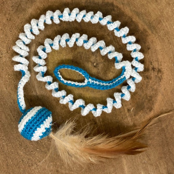 Crochet kitten toy with feathers. Crochet pattern in two sizes (PDF)