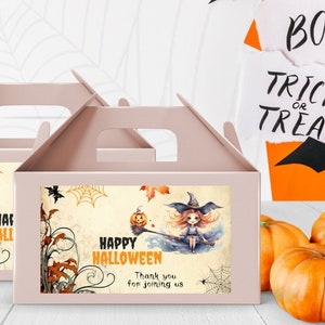 Può includere: Due scatole di cartone rosa con manici, decorate con illustrazioni a tema Halloween. Le scatole hanno etichette che dicono "Buon Halloween" e "Grazie per aver partecipato". Le scatole sono su una superficie bianca con zucche arancioni sullo sfondo.