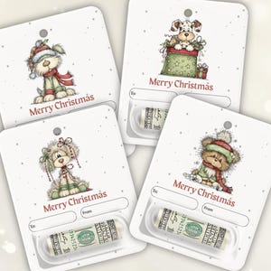 Op de afbeelding: Vier kerstcadeaukaarthouders met cartoonhondenillustraties. Elke kaart heeft een ander hondenontwerp, een "Vrolijk Kerstfeest"-bericht en ruimte voor een geldbedrag. De kaarten hebben een klein gaatje aan de bovenkant om op te hangen.
